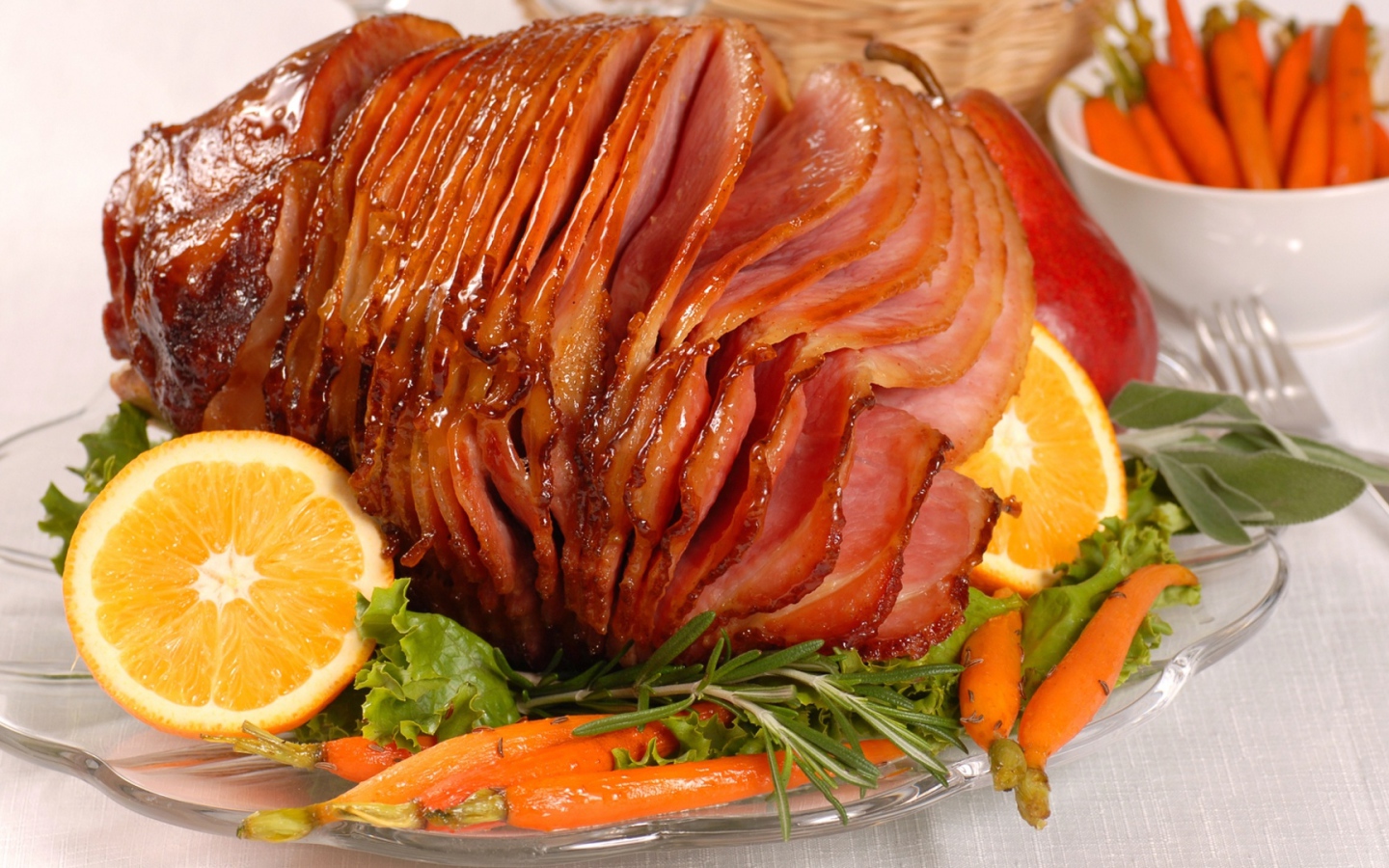 Аппетитный нарезанный кусок мяса с  лимоном 