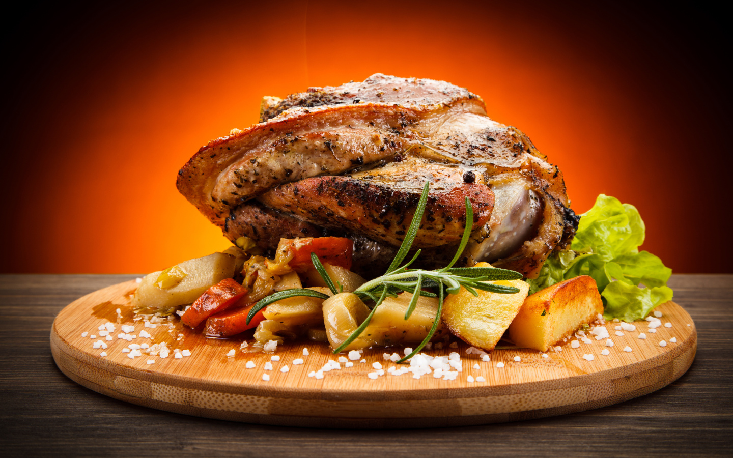 Аппетитный сочный кусок мяса с овощами и солью на разделочной доске