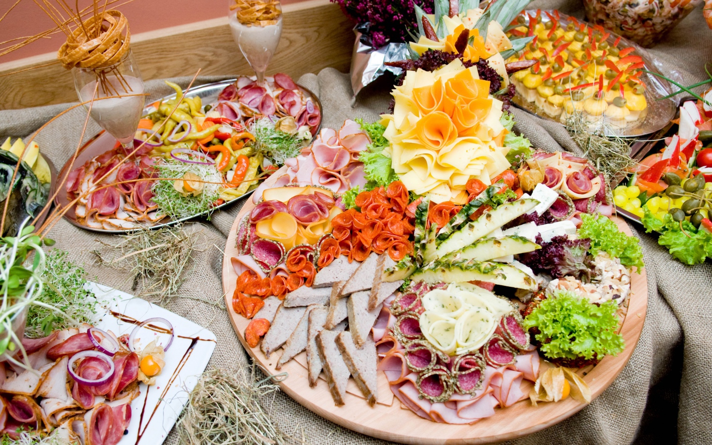 Аппетитные нарезки на праздничном столе