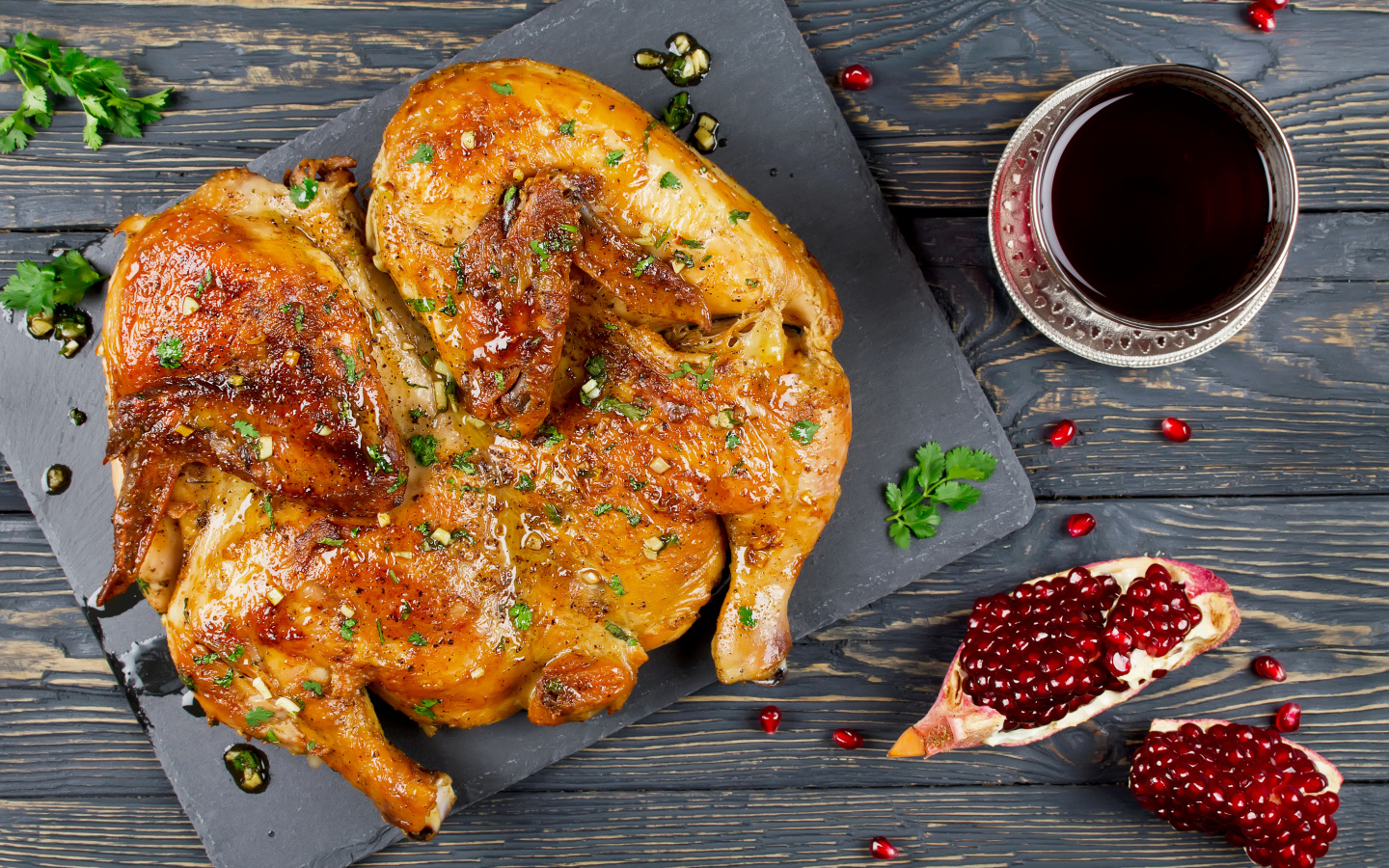 Вкусный жареный цыпленок табака с зернами граната