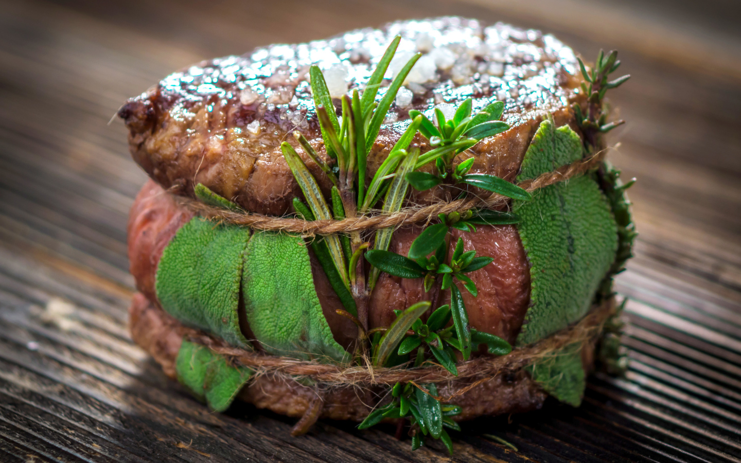 Зажаренный кусок мяса со специями крупным планом