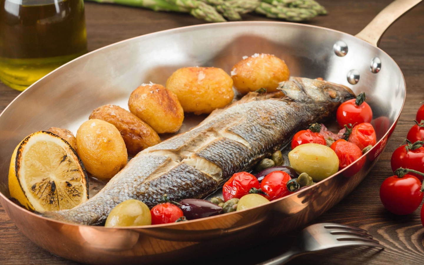 Рыба запеченная с картофелем, лимоном и помидорами