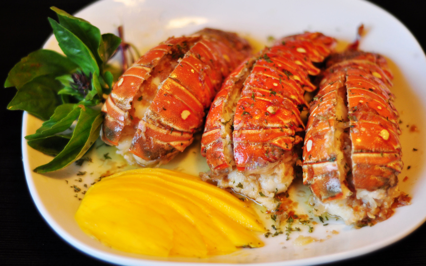 Омар с овощами на белой тарелке 