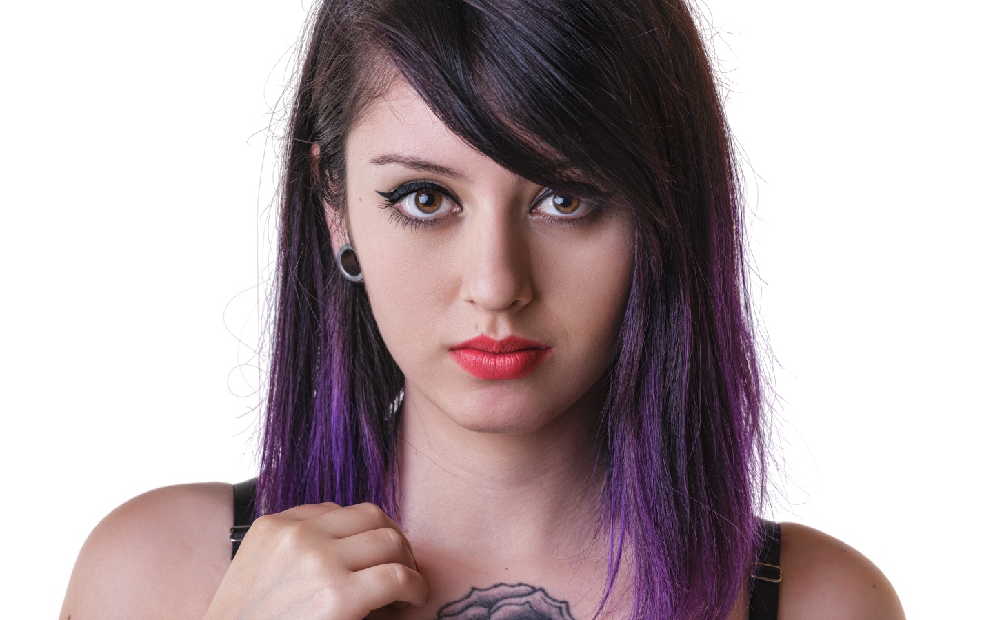 Девушка с татуировкой и крашеными волосами 