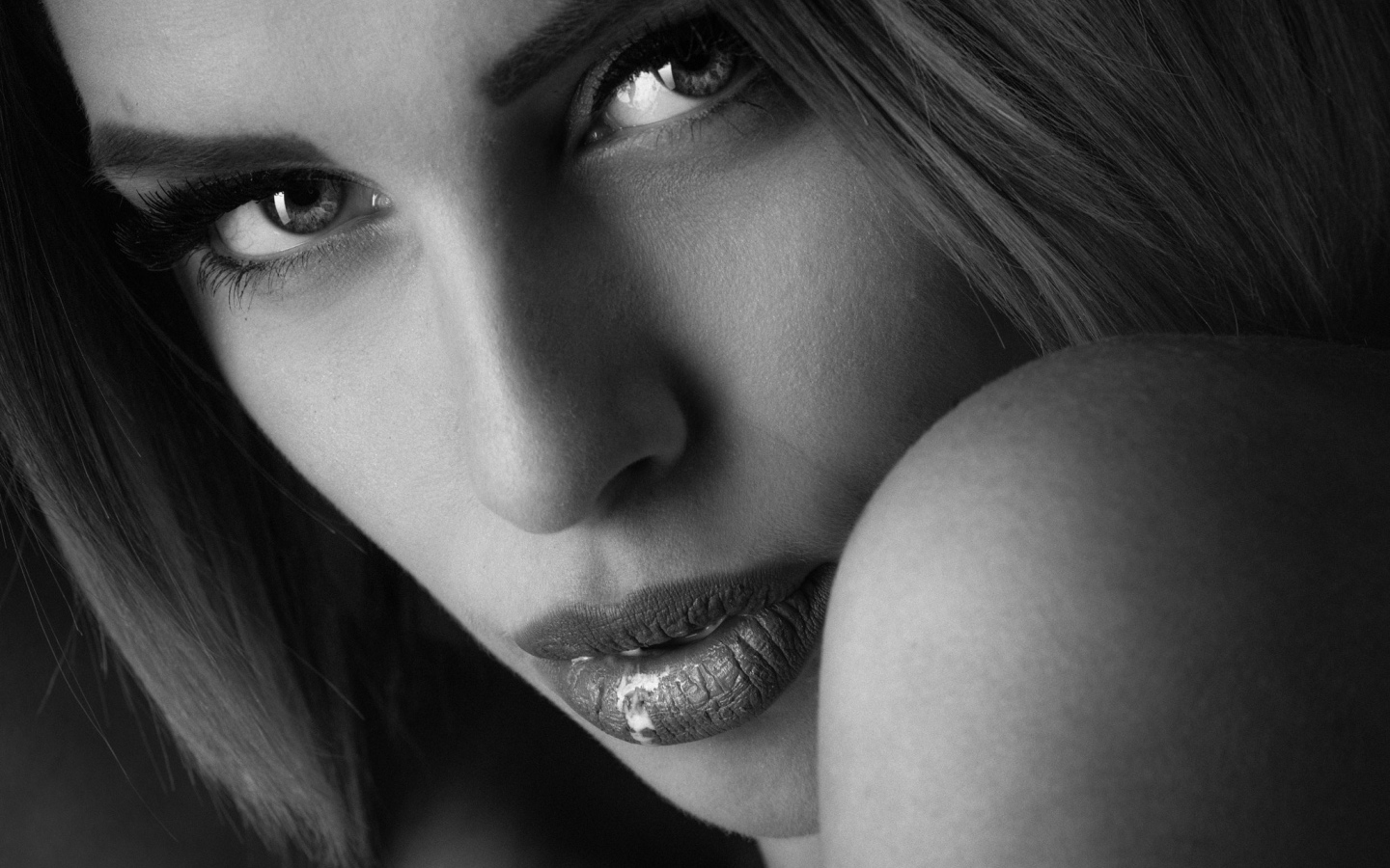 Взгляд красивой молодой девушки черно белое фото 