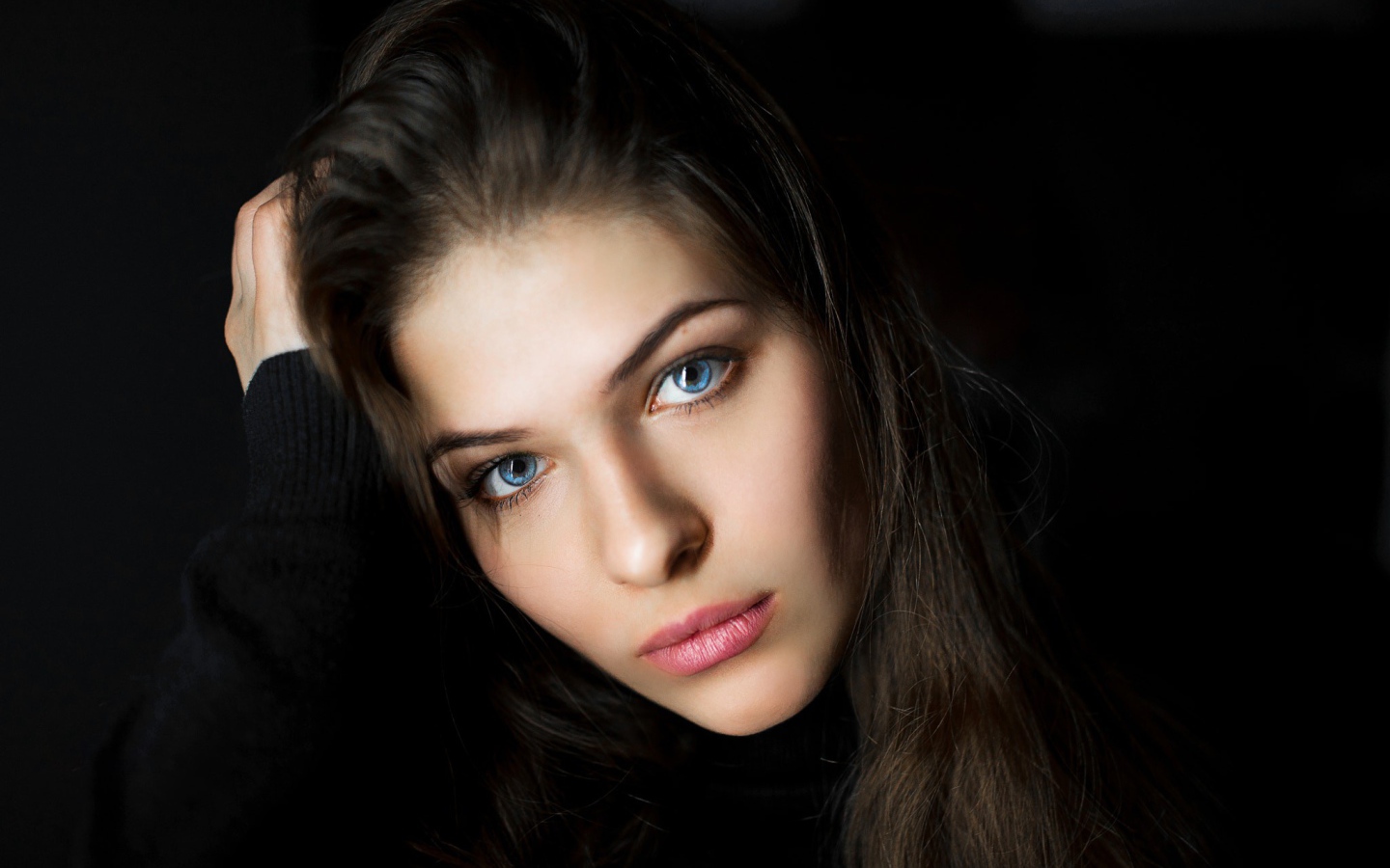 Задумчивый взгляд девушки с голубыми глазами 