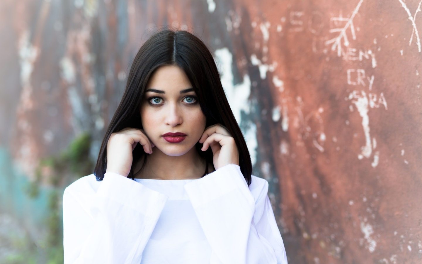 Молодая девушка с бордовыми губами в белом наряде 