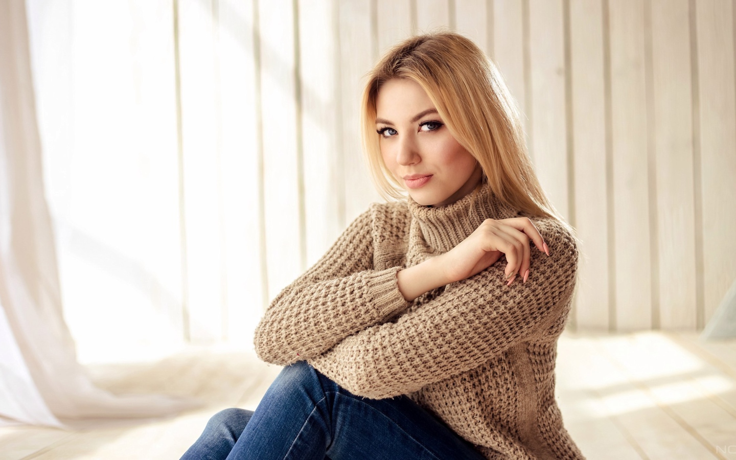 Красивая девушка блондинка с голубыми глазами в свитере 