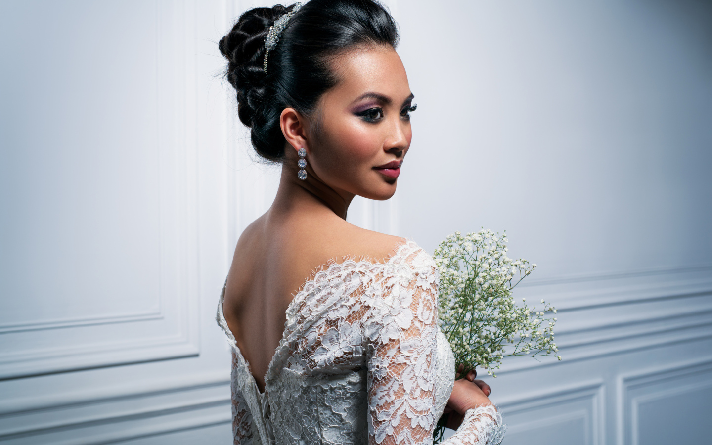 Красивая девушка невеста с белым букетом цветов в руках