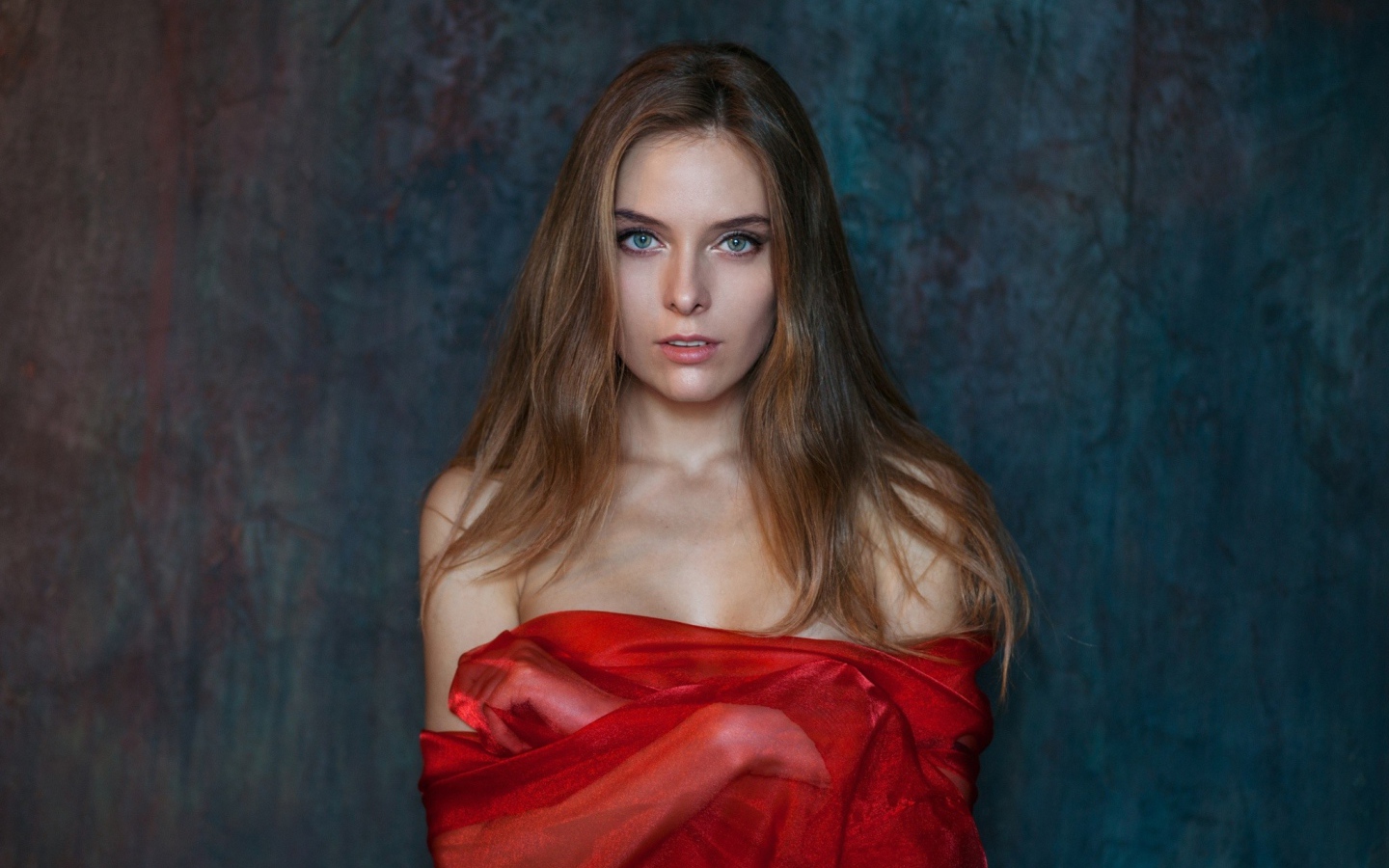 Красивая девушка брюнетка в красном платье 