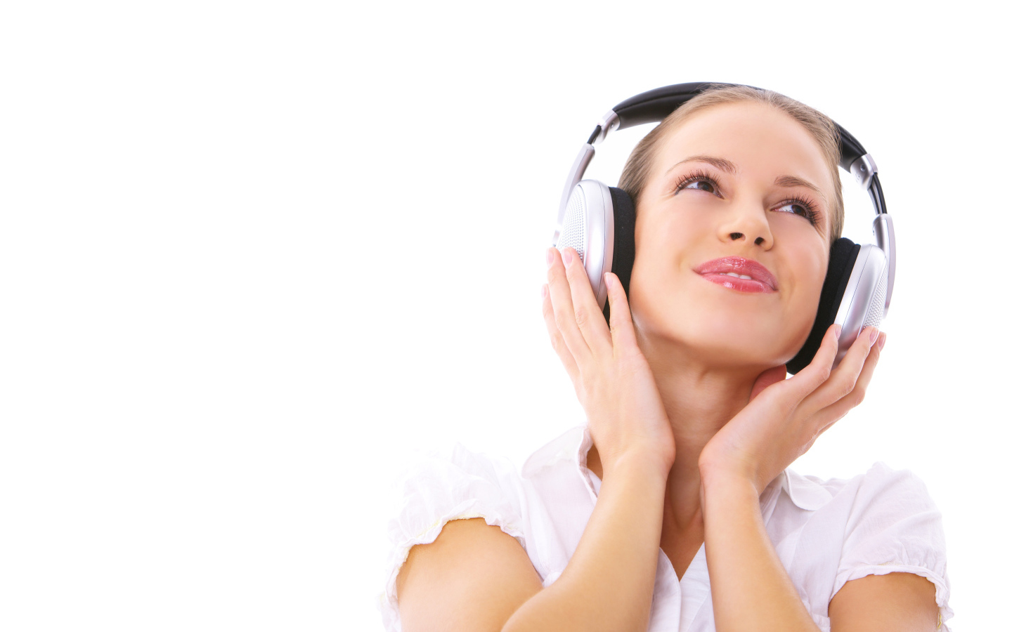 Красивая девушка в больших наушниках 