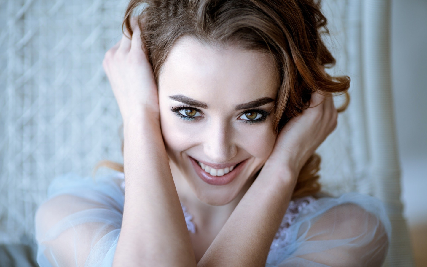 Красивая девушка модель с красивой улыбкой