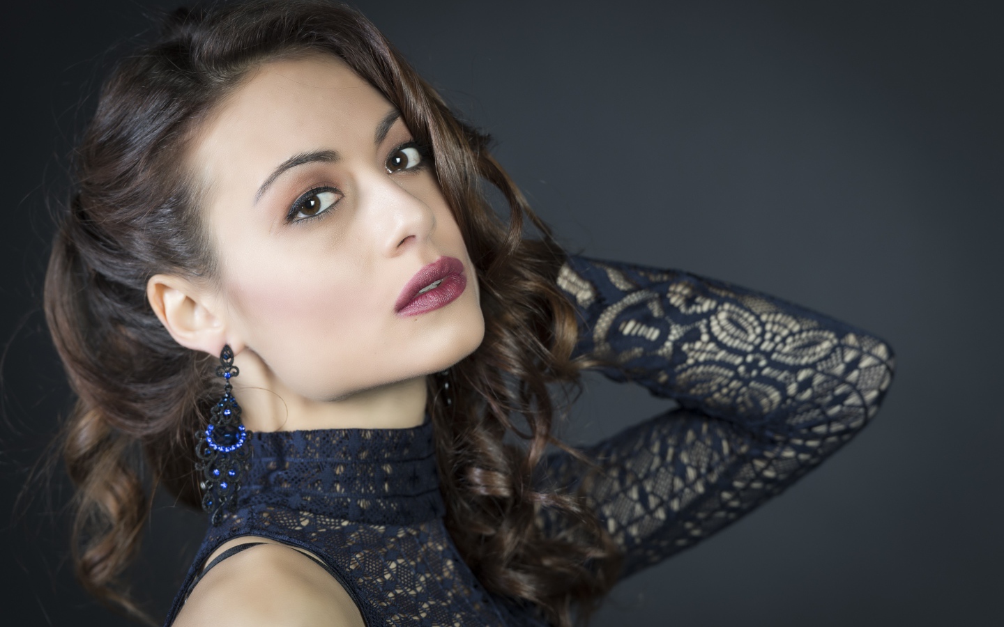 Красивая девушка модель с карими глазами 