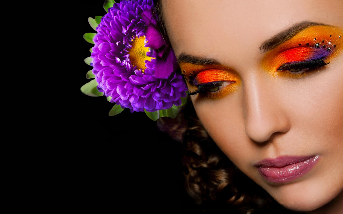 Красивая девушка с ярким макияжем 