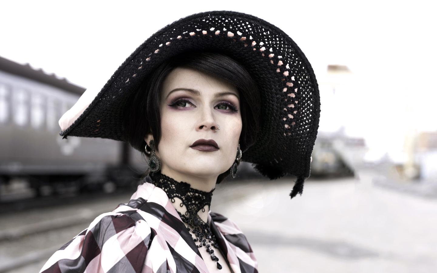 Красивая зеленоглазая девушка в большой черной шляпе