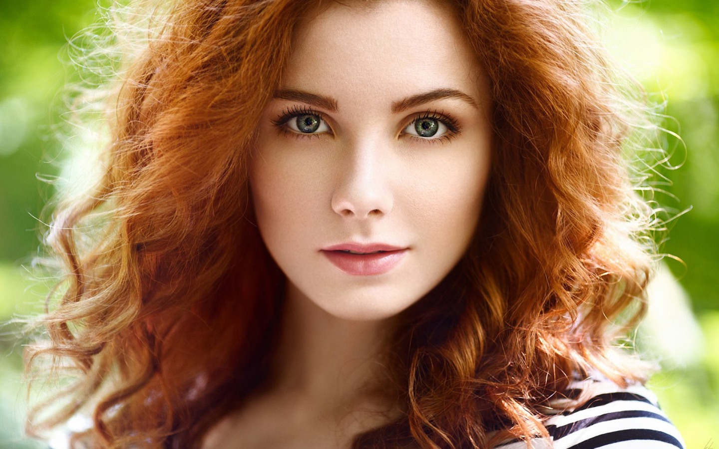 Красивая рыжеволосая девушка с зелеными глазами 