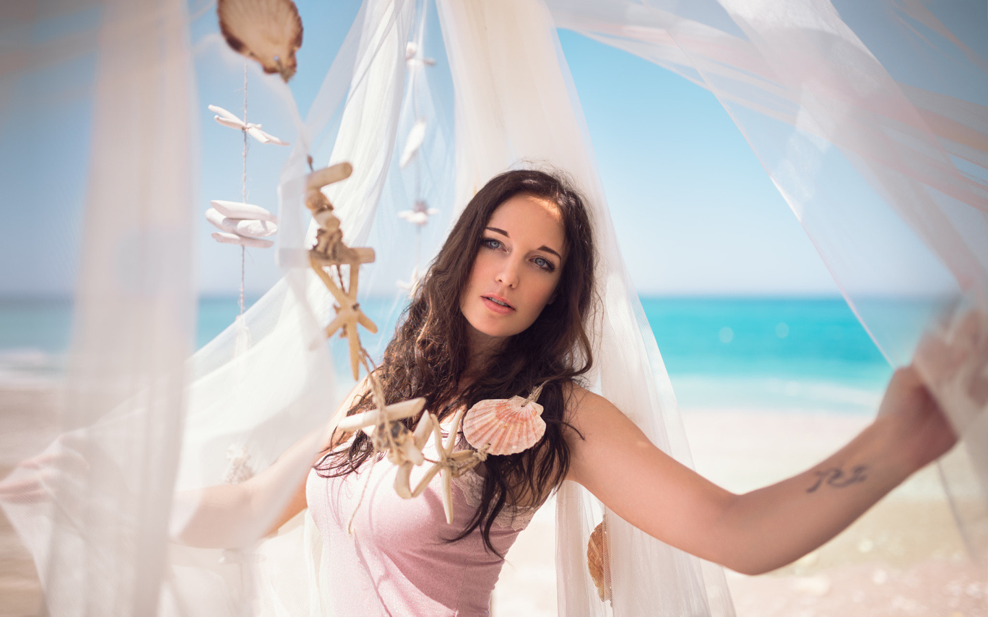 Красивая молодая девушка на берегу моря