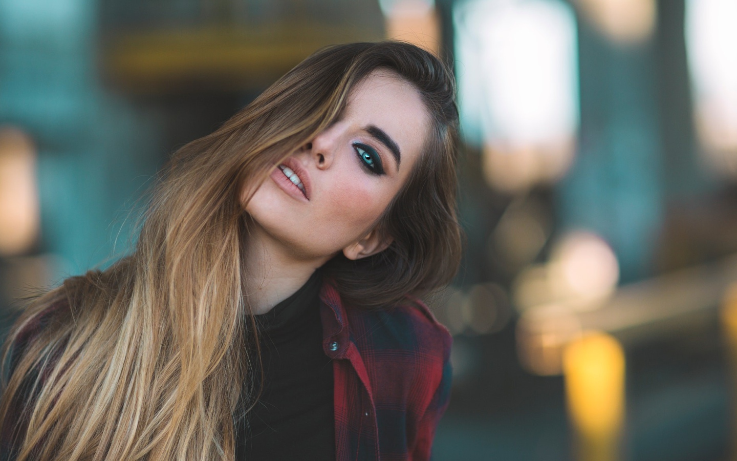 Красивая молодая девушка с длинными волосами 