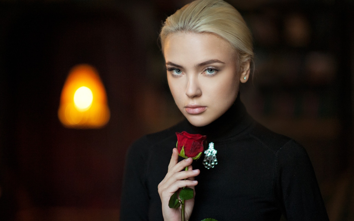 Девушка блондинка с красной розой 