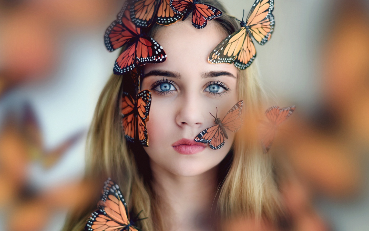 Голубоглазая девушка с бабочками на лице 