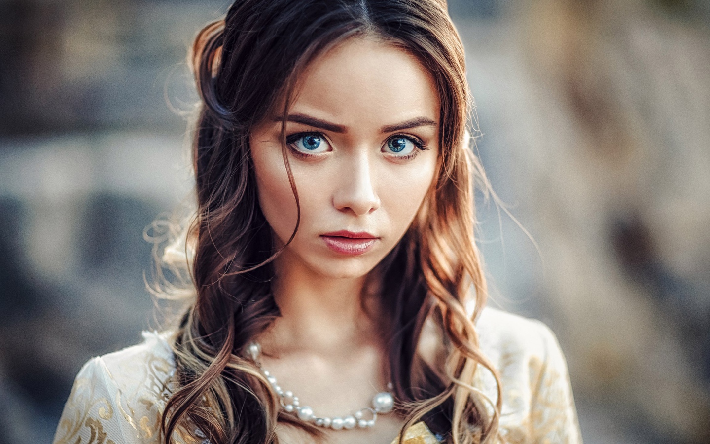 Девушка брюнетка с большими голубыми глазами 