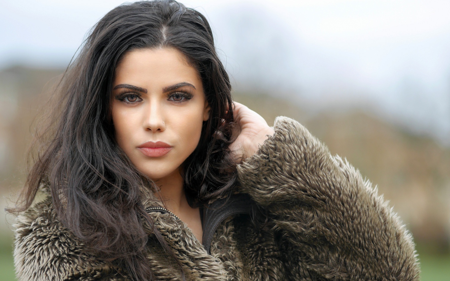 Брюнетка с карими глазами в шубе 