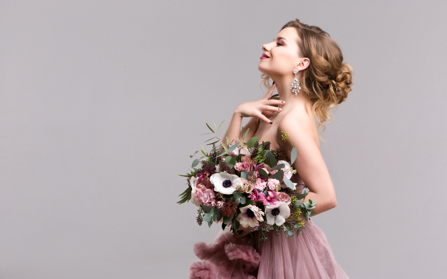 Нежная мечтательная девушка с букетом цветов анемоны