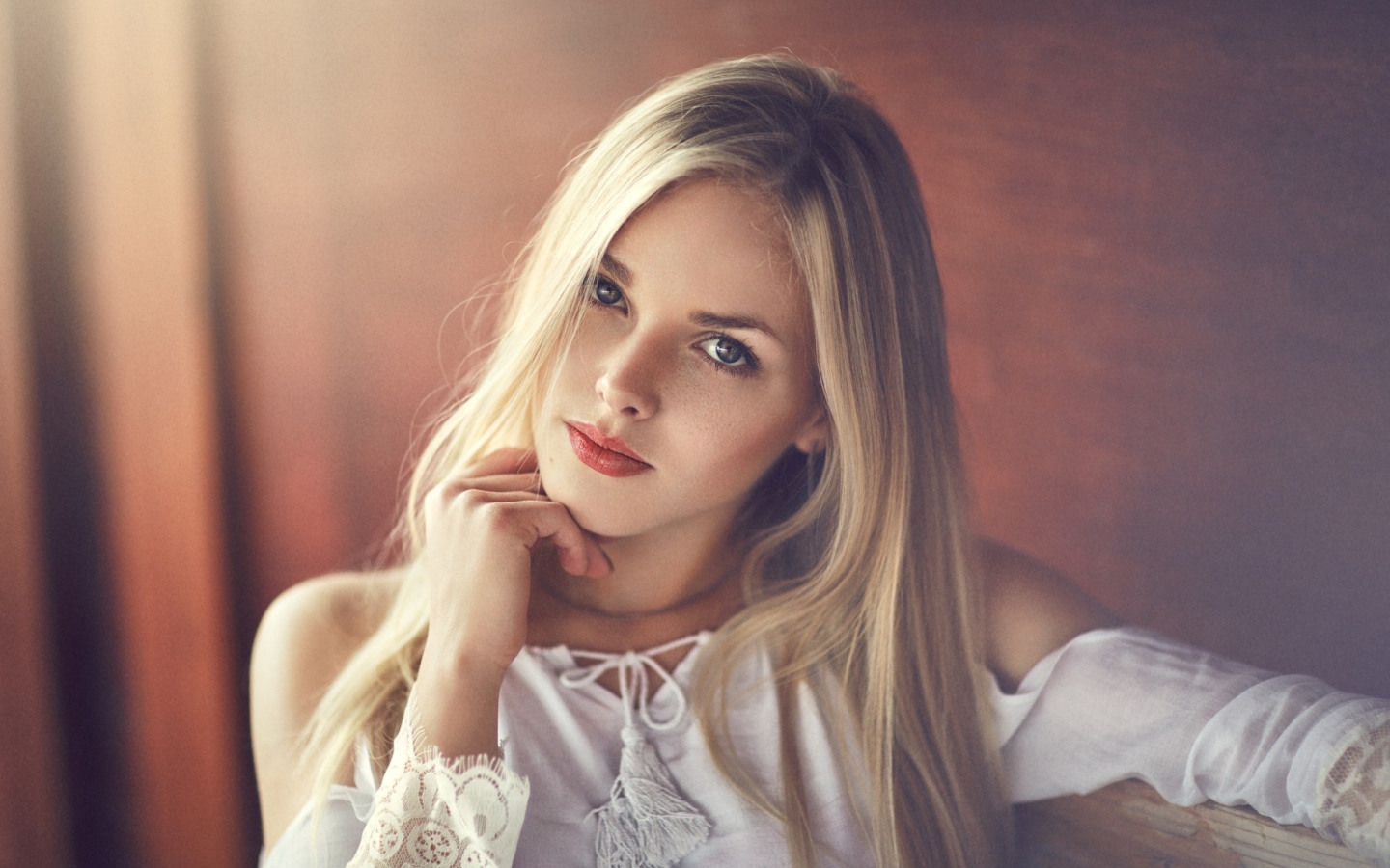 Изящная девушка блондинка в белом платье 