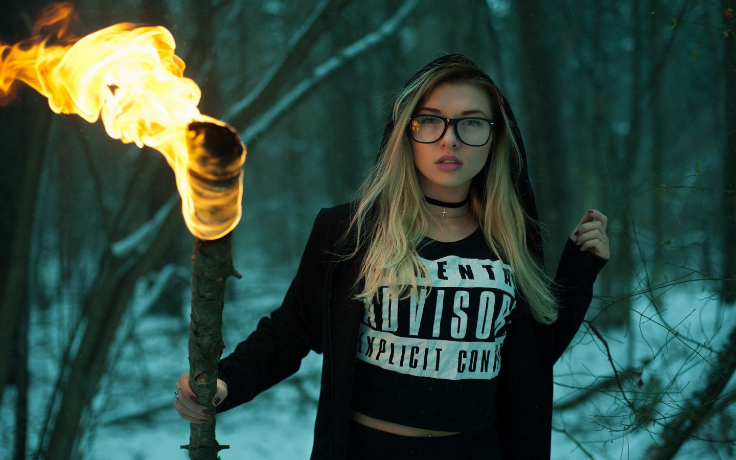 Девушка блондинка с факелом в руках 