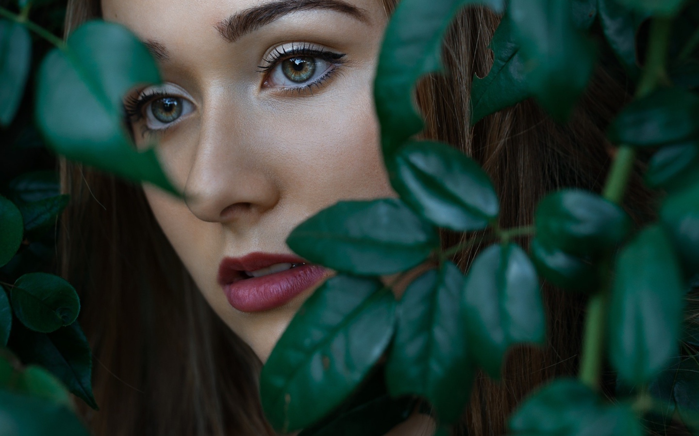 Грустная девушка с красивыми глазами 