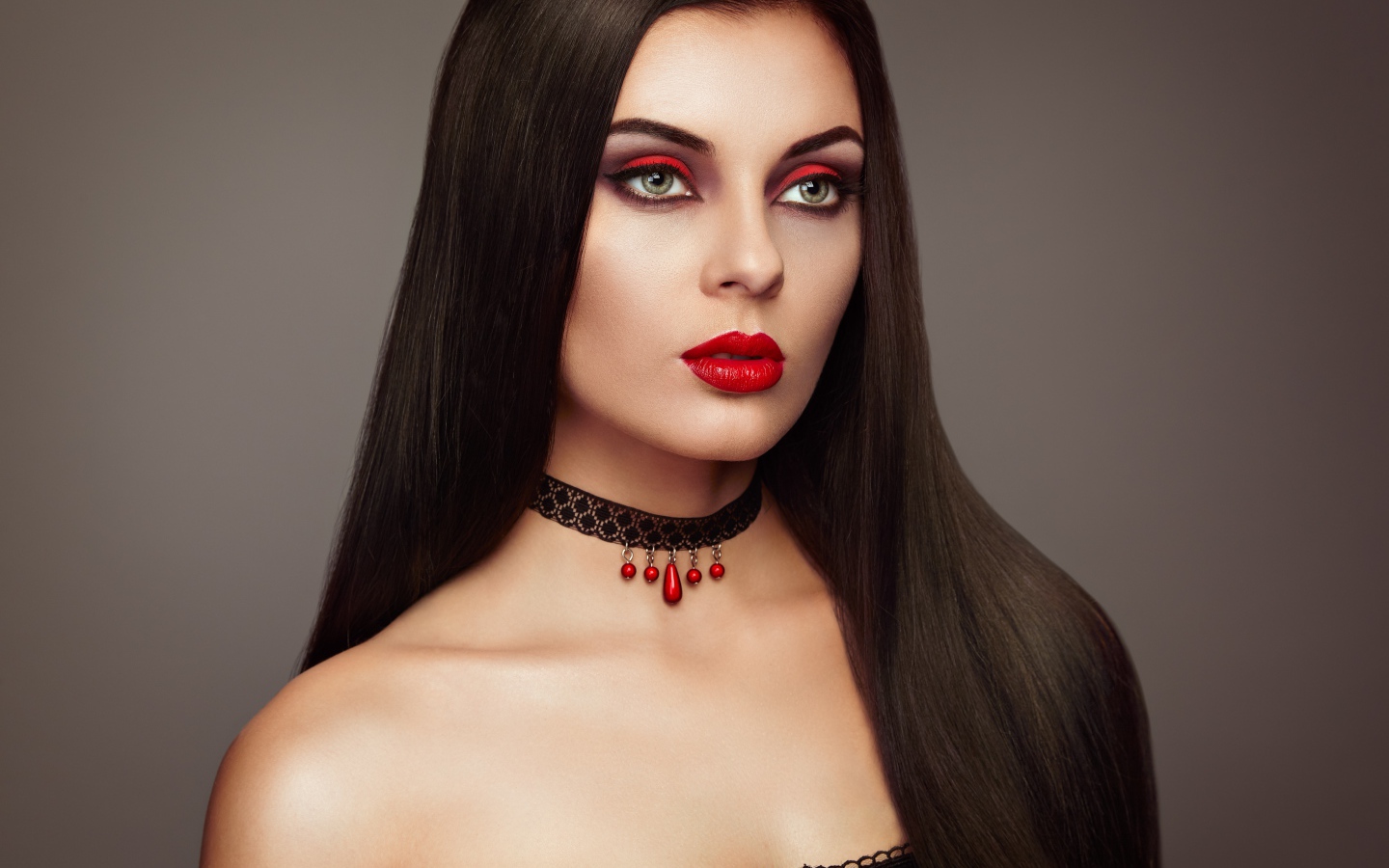 Эффектная брюнетка с ярким макияжем