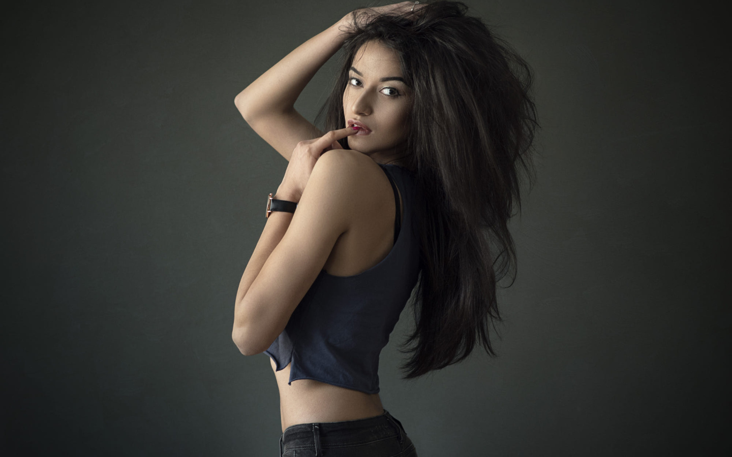 Эффектная девушка с длинными черными волосами