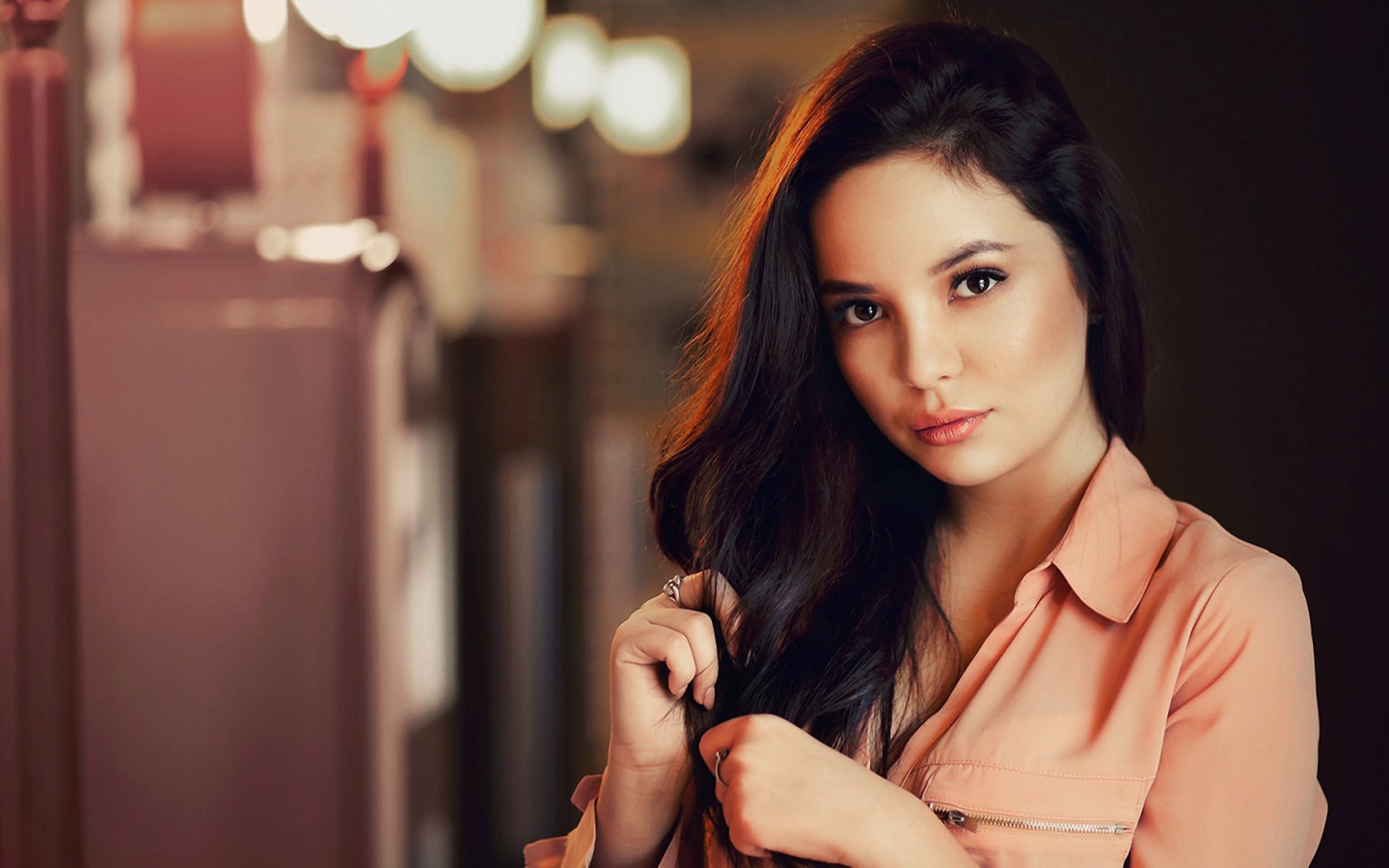 Девушка с темными распущенными волосами 