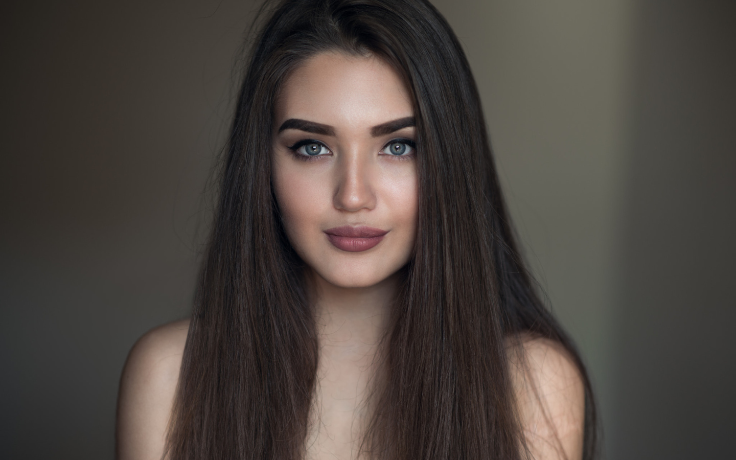 Молодая красивая девушка с длинными волосами