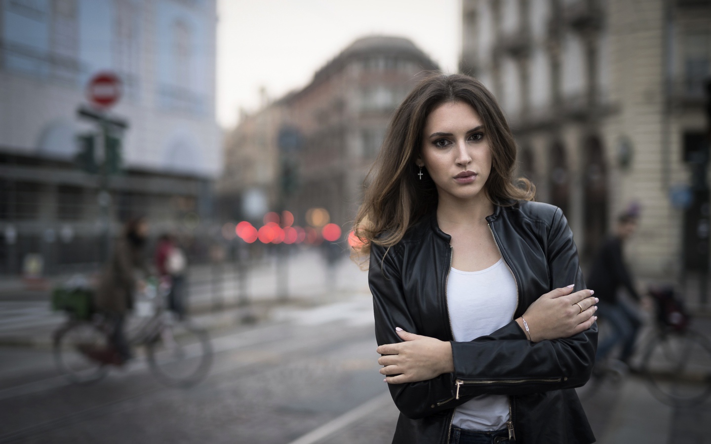 Молодая брюнетка в черной кожаной куртке