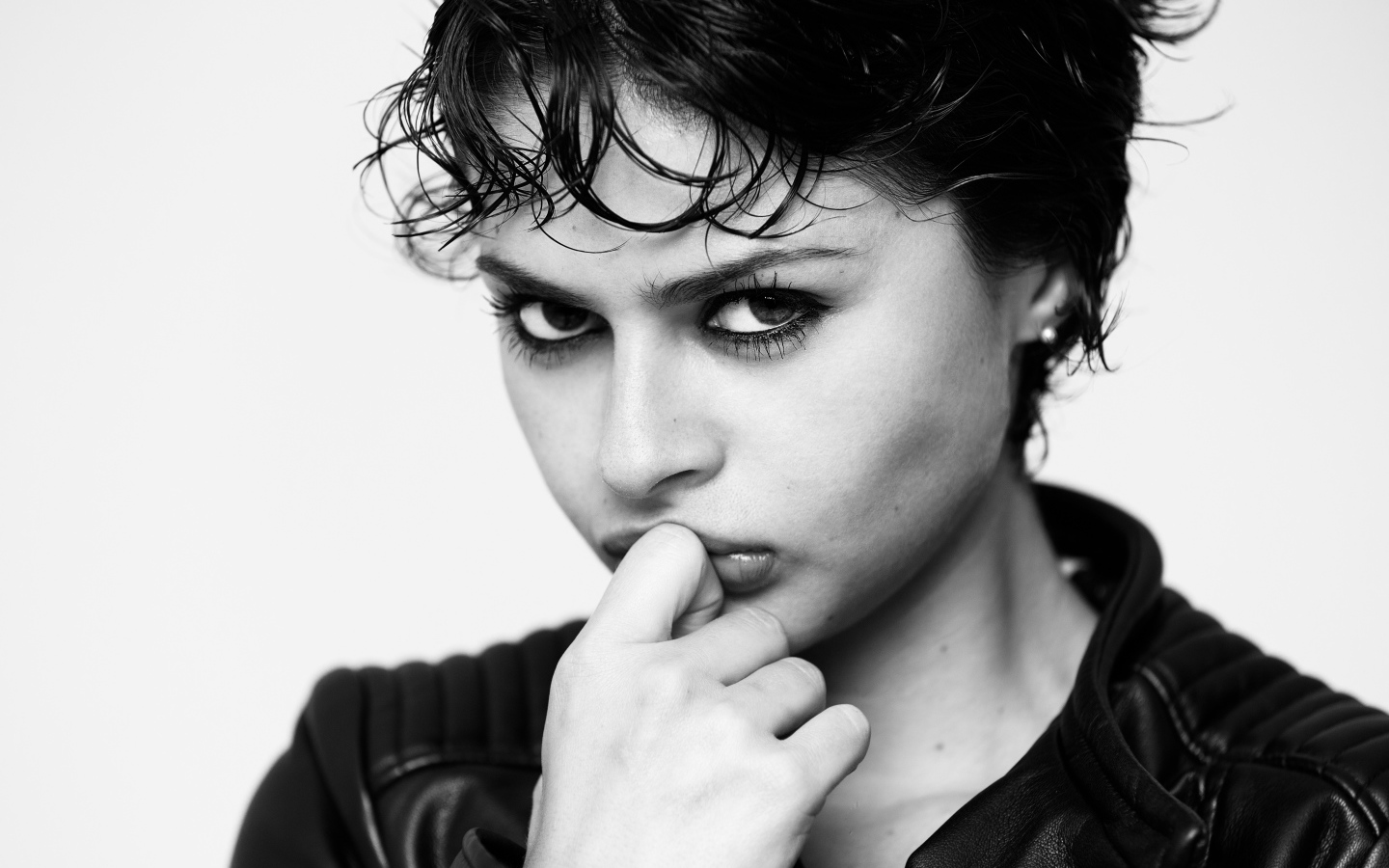 Молодая девушка с серьезным взглядом черно-белое фото