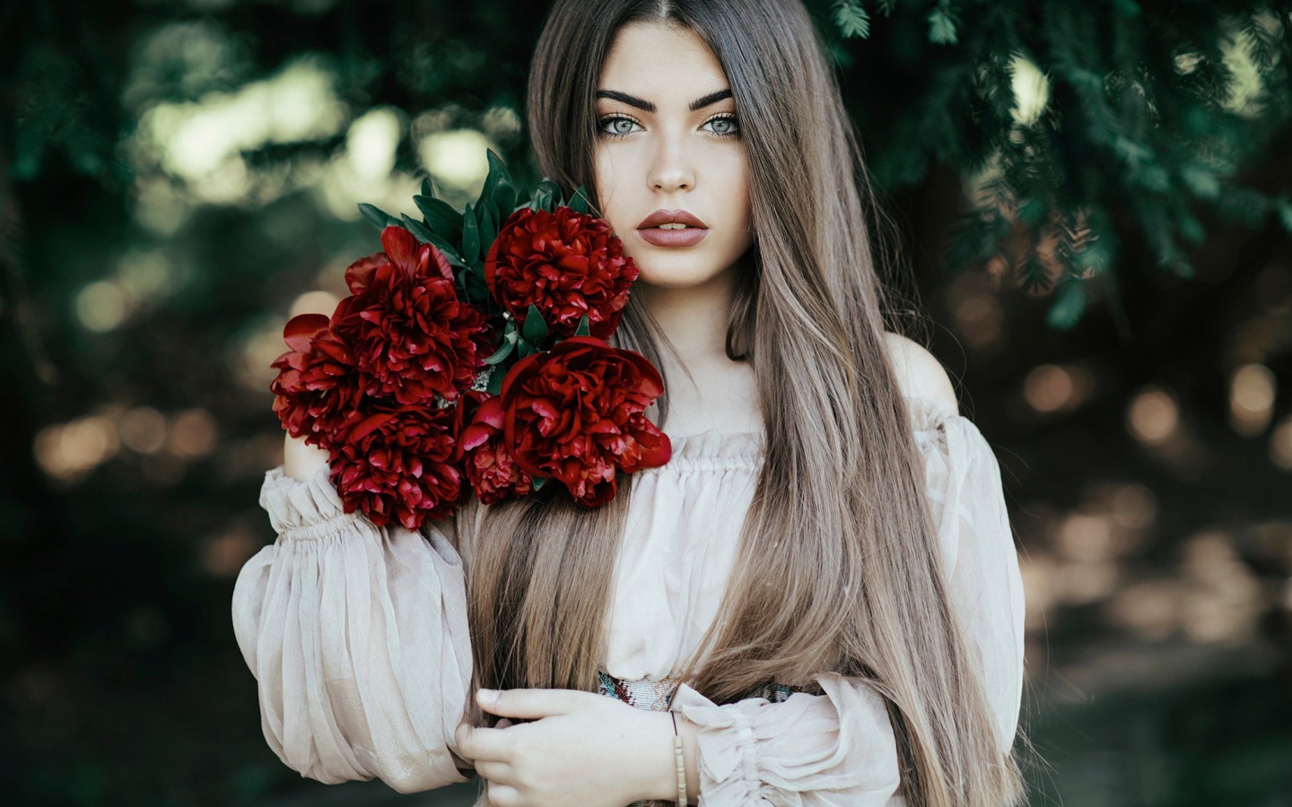 Молодая девушка с букетом бордовых пионов 