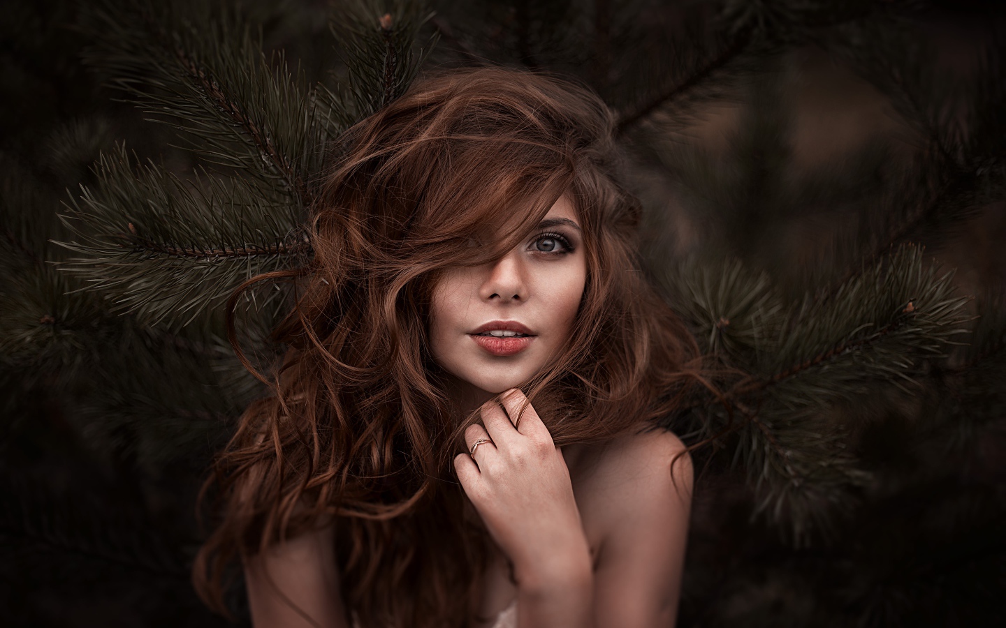 Молодая девушка с распущенными волосами 