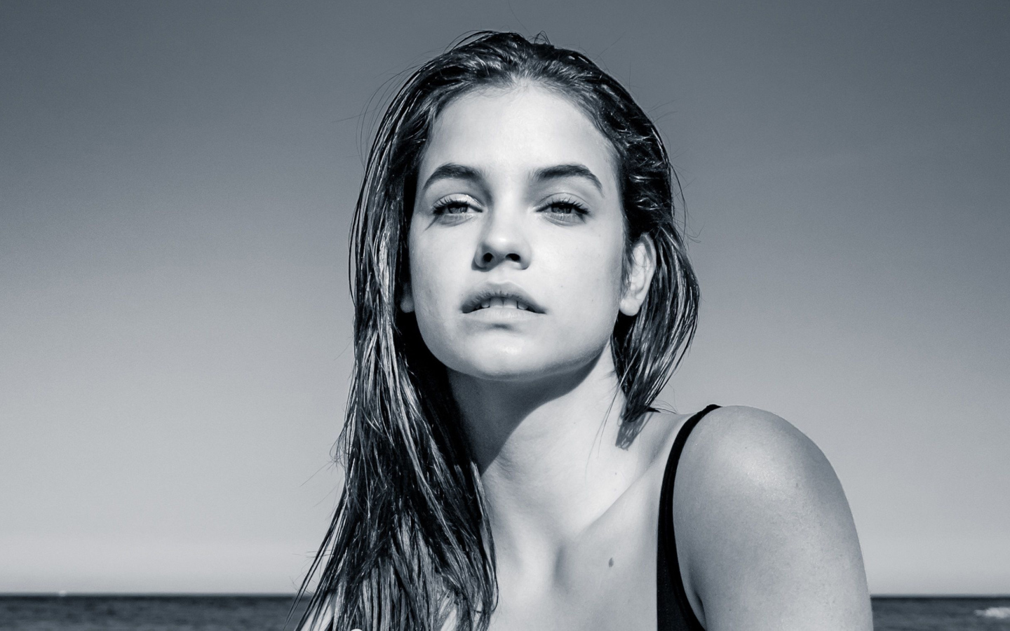 Красивая девушка модель Барбара Палвин черно-белое фото