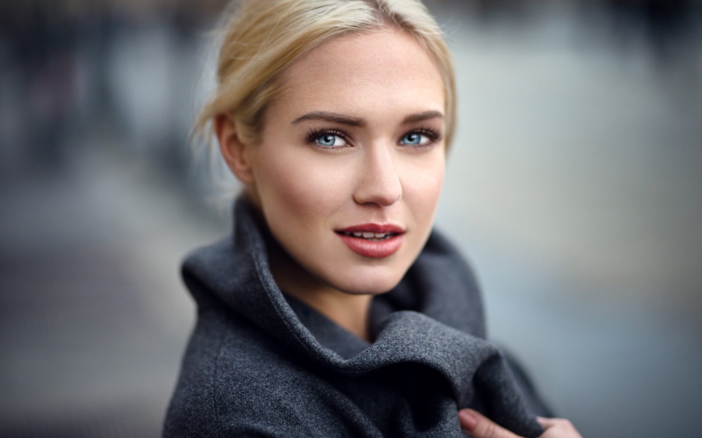 Девушка с голубыми глазами модель  Eva Mikulski 