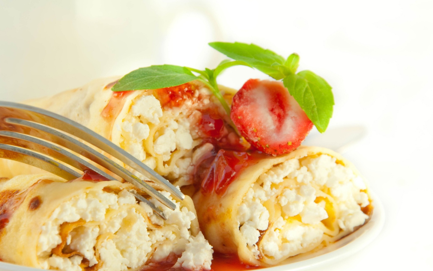 Ароматные блинчики с творогом и клубникой 