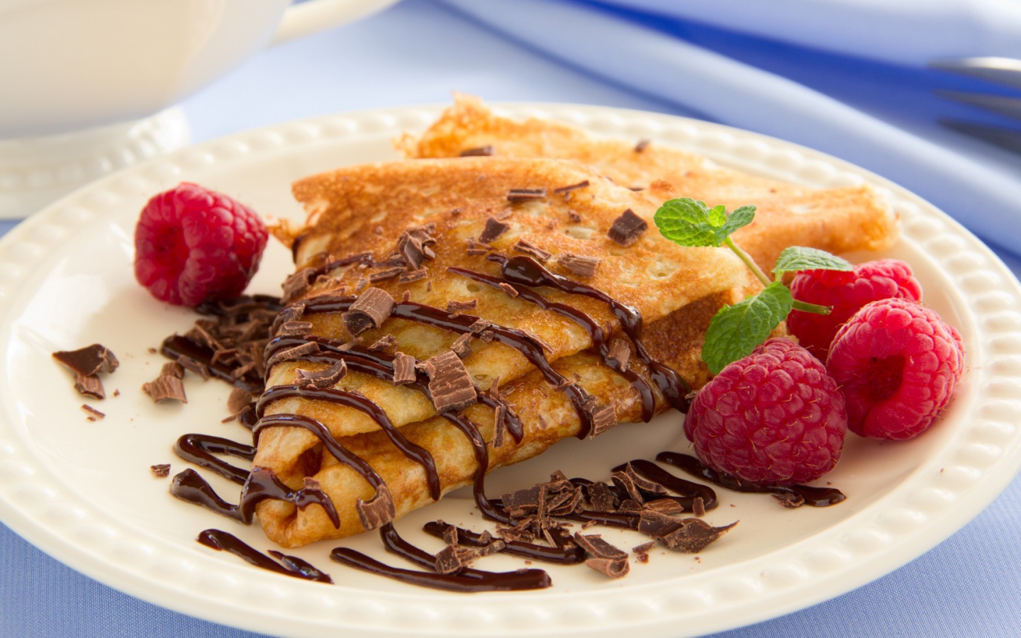 Блины с тертым шоколадом и малиной 