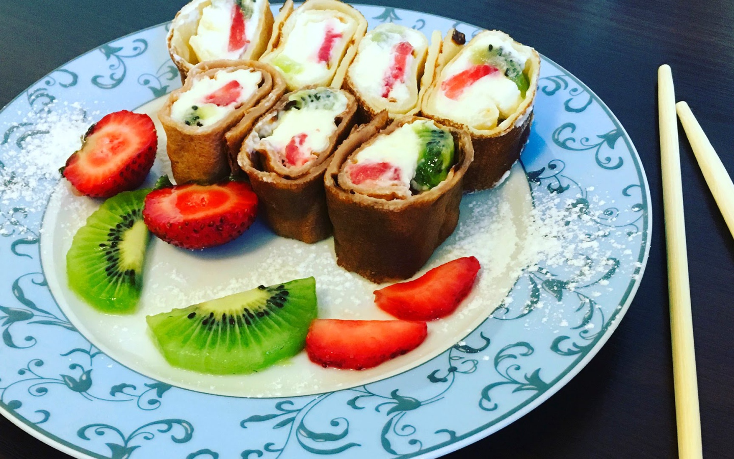 Роллы из блинов с ягодами на Масленицу 