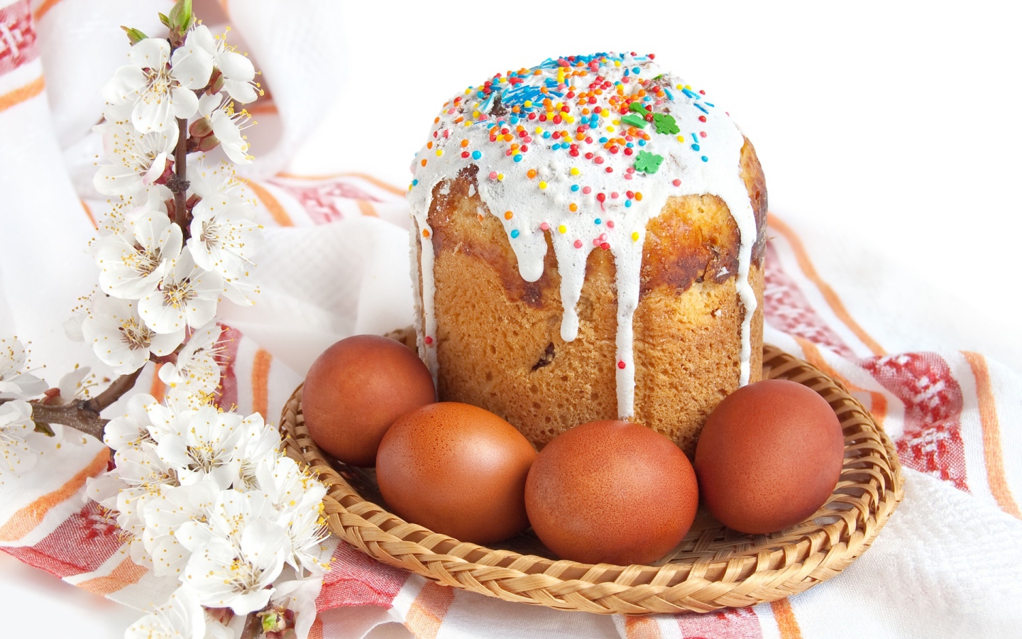 Пасхальный кулич и яйца на праздничном столе 