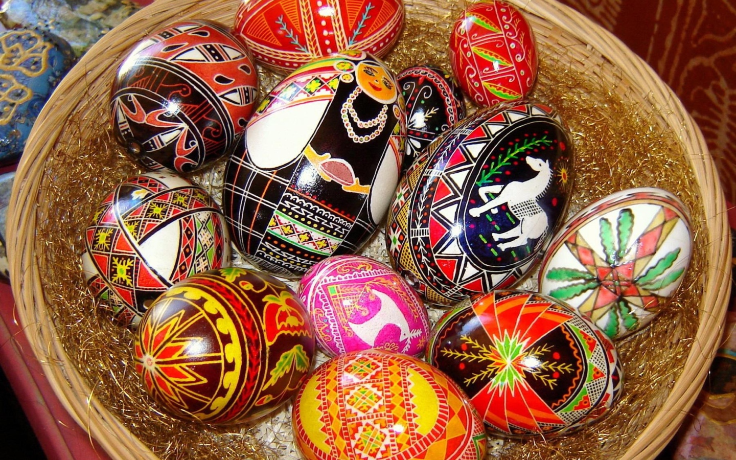 Праздничные узоры на пасхальных яйцах 