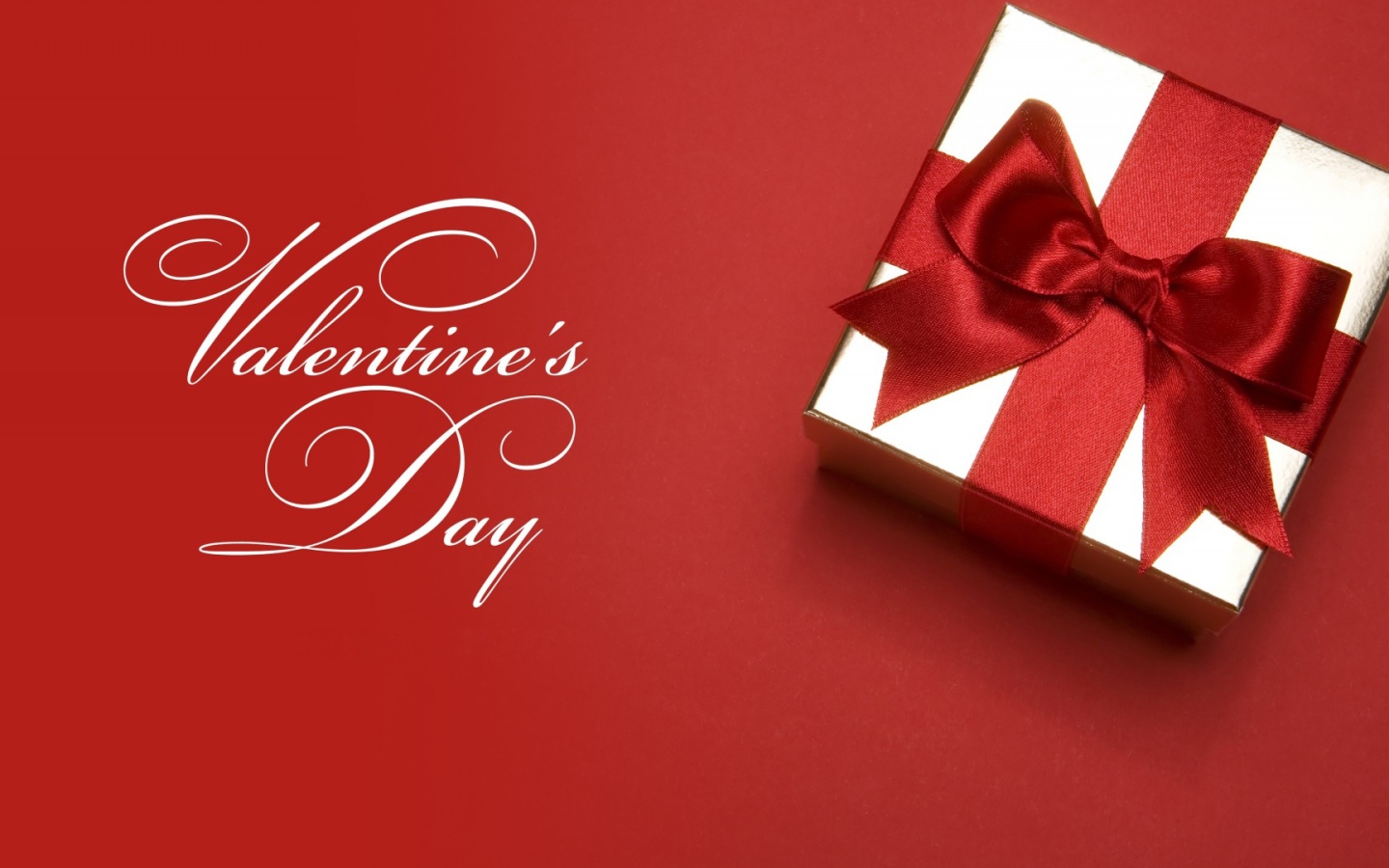 Подарок с красным бантом ко Дню Святого Валентина 