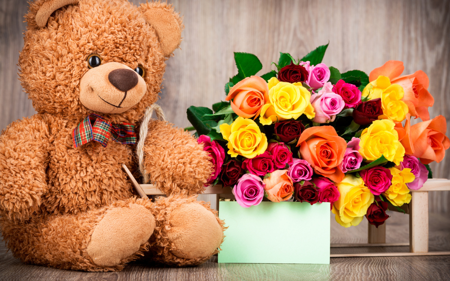 Плюшевый мишка и букет роз на День Влюбленных 14 февраля 