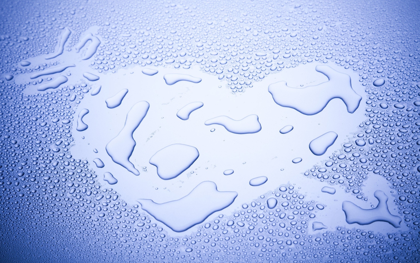 Сердце нарисовано на мокром стекле