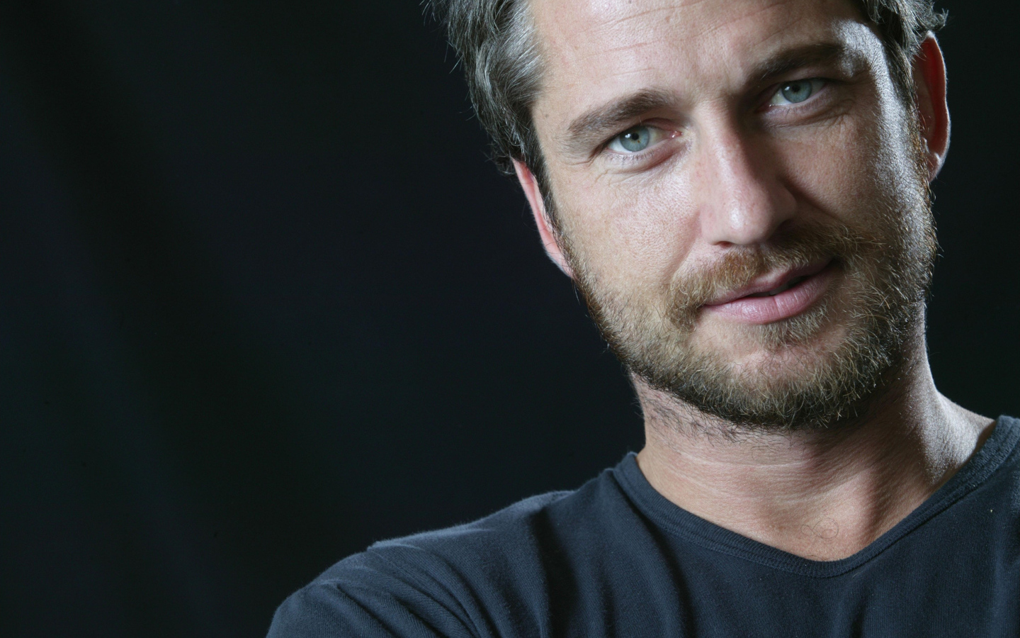 Красивый молодой актер Джерард Батлер