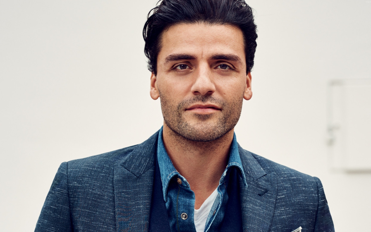 Стильный мужчина актер Оскар Айзек в костюме